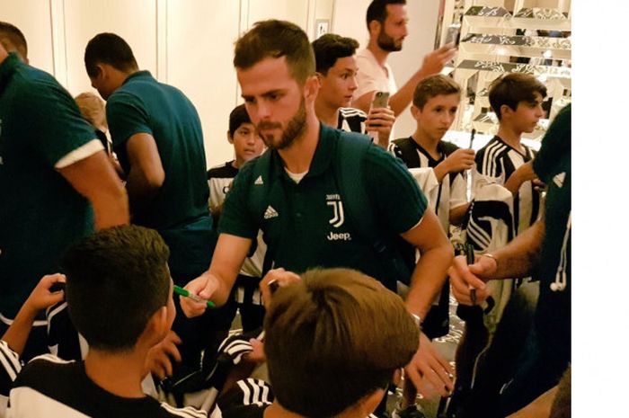  Miralem Pjanic sedang menandatangani jersey member juventus Academy di Florida, Amerika Serikat, Rabu (26/7/2017). 