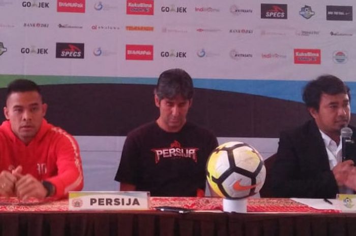  Kiper dan pelatih Persija Jakarta, Andritany Ardhiyasa serta Stefano Cugurra dalam jumpa pers di Hotel Grandika, Jakarta, Sabtu (8/12/2018). 