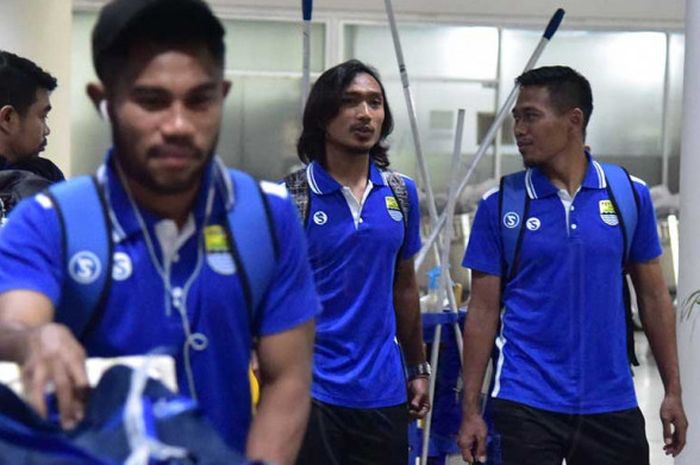 Persib Bandung dapat sambutan hangat dari bobotoh, saat tiba di Bandar Udara Kualanamu, Deli Serdang, Medan, Sumatera Utara, Minggu (3/6/2018)