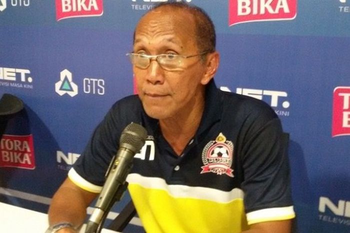 Pelatih PS Polri, Bambang Nurdiansyah sukses memberikan instruksi anak asuhnya dengan mematikan pemain depan Arema, Cristian Gonzales, di Stadion Kapten I Wayan Dipta, Gianyar, Rabu (23/3/2016).