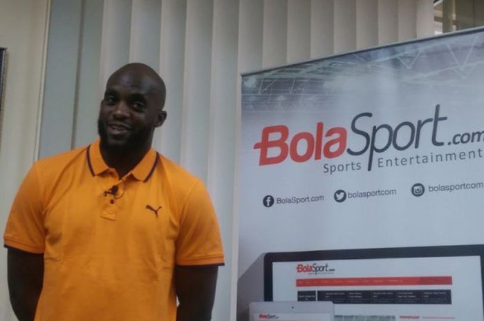 Gelandang Mitra Kukar, Mohamed Sissoko, berbincang dengan wartawan BolaSport pada kunjungan ke kantor redaksi Tabloid BOLA di Palmerah Barat, Jakarta, pada Senin (9/10/2017).