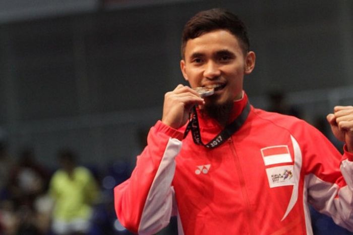 Pewushu putra Indonesia, Ahmad Hulaefi, berpose dengan medali perak SEA Games 2017 yang didapat dari