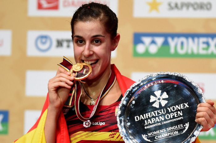 Pebulu tangkis tunggal putri Spanyol, Carolina Marin (kiri), berpose dengan medali dan trofi juara turnamen Jepang Terbuka 2017 setelah mengalahkan He Bingjiao (China) pada laga final dengan skor 23-21, 21-12.