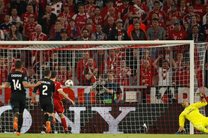  Kiper Real Madrid, Keylor Navas (kanan), gagal menepis tendangan pemain Bayern Muenchen, Joshua Kimmich, dalam laga leg pertama semifinal Liga Champions di Stadion Allianz Arena, Muenchen, Jerman pada 25 April 2018. 