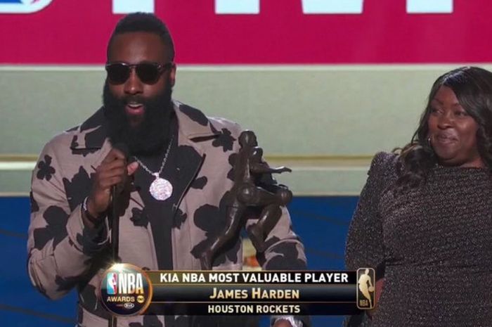 James Harden (kiri) saat menerima penghargaan NBA Most Valuable Player Award 2018 pada Senin (25/6/2018) malam waktu Amerika Serikat.