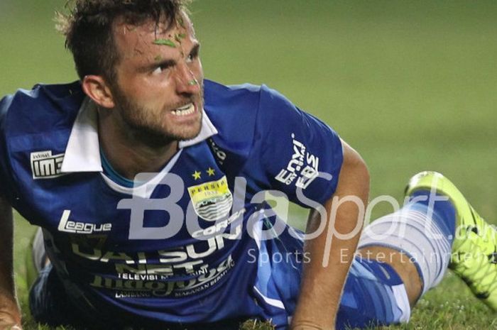  Striker Persib, Ilija Spasojevic, terjatuh di lapangan pada laga Piala Presiden 2015 kontra Persiba