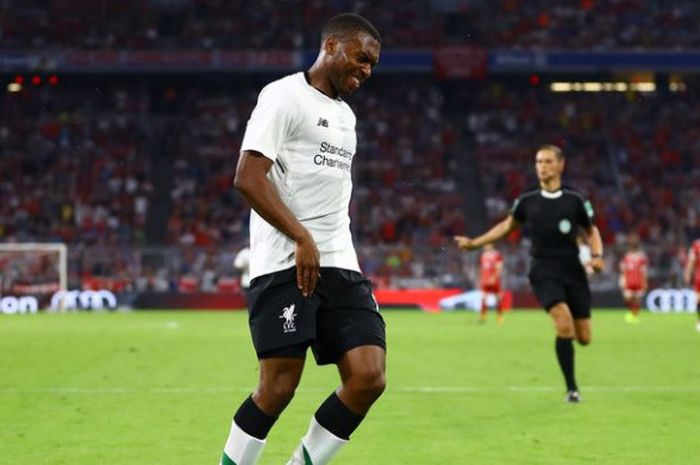 Striker Liverpool, Daniel Sturridge memegangi pahanya usai mencetak gol brilian ke gawang Bayern Muenchen, Rabu (2/8/2017).