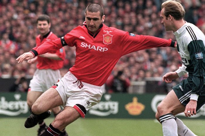 Aksi legenda Manchester United, Eric Cantona, di pertandingan melawan Liverpool di Stadion Wembley pada 11 Mei 1996.