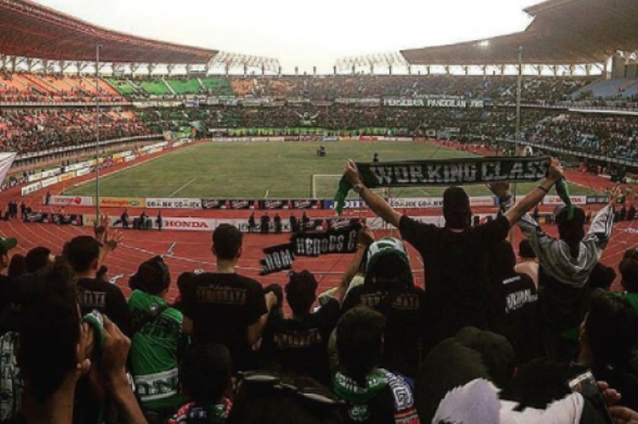 Kondisi Stadion Gelora Bung Tomo dalam Laga Persebaya Surabaya melawan PSBS Biak, Jumat (22/9/2017)