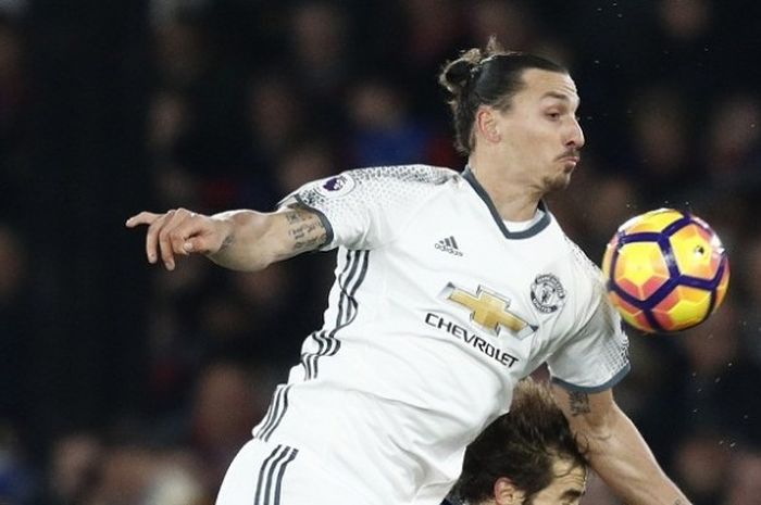 Striker Manchester United, Zlatan Ibrahimovic, tampil dalam partai Premier League kontra Crystal Palace, di Selhurst Park, Rabu (14/12/2016) waktu setempat.