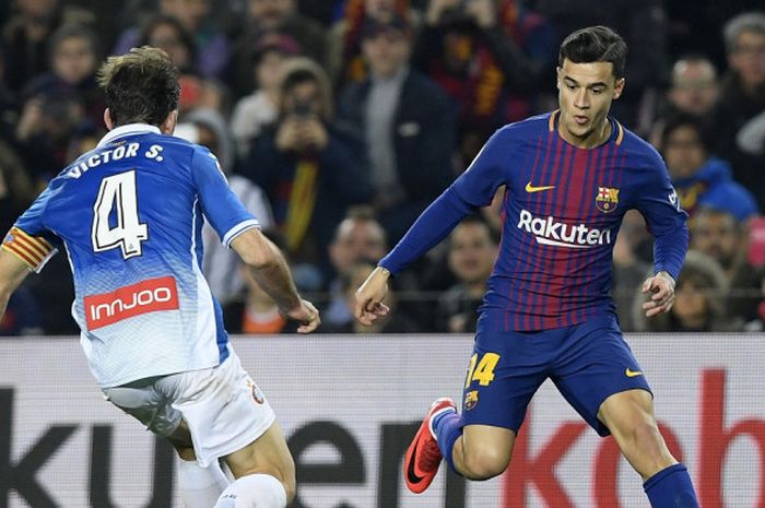 Gelandang FC Barcelona, Philippe Coutinho (kanan), berduel dengan pemain Espanyol, Victor Sanchez, dalam laga leg kedua perempat final Copa del Rey di Stadion Camp Nou, Barcelona, pada 25 Januari 2018.