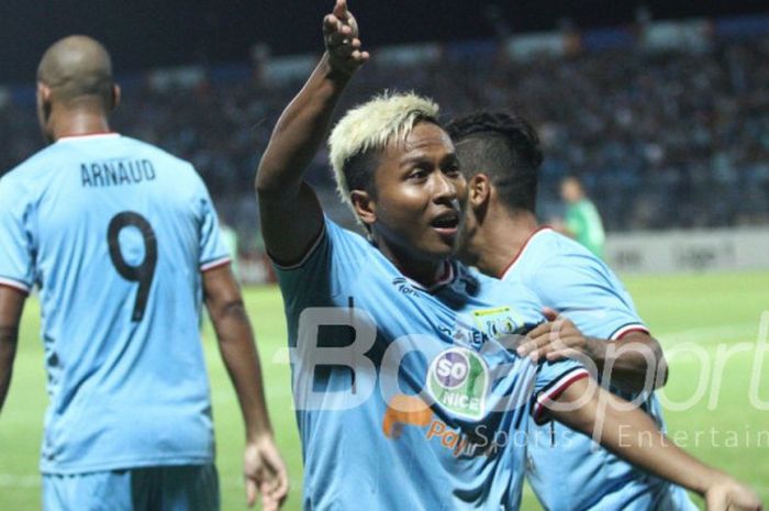 Pemain Persela Lamongan, Fahmi Al-Ayyubi, merayakan golnya ke gawang PSMS Medan pada laga Liga 1 201