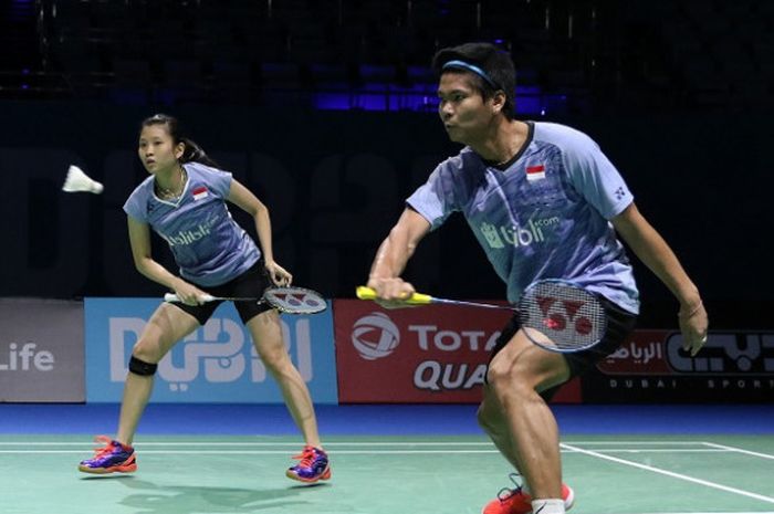 Pasangan ganda campuran Indonesia, Praveen Jordan/Debby Susanto, mengembalikan kok ke arah Tang Chun Man/Tse Ying Suet (Hong Kong) pada laga perdana penyisihan Grup A BWF Superseries Finals 2017 yang berlangsung di Hamdan Sports Centre, Rabu (13/12/2017).