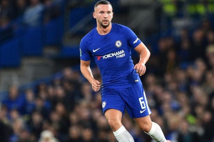 Aksi Danny Drinkwater dalam partai Liga Inggris antara Chelsea lawan Everton di Stamford Bridge, London, 25 Oktober 2017.