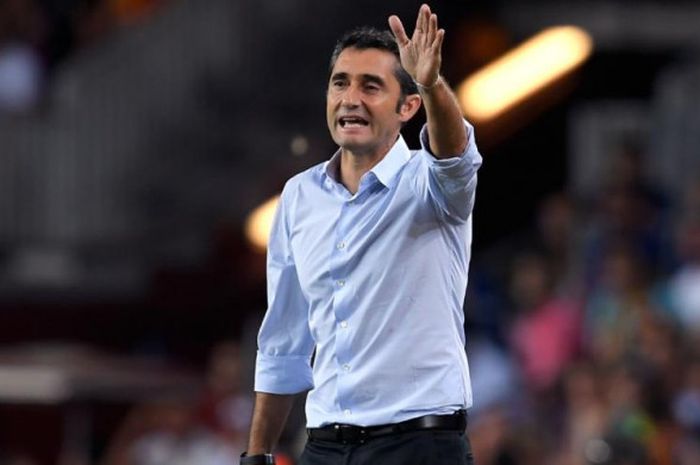 Reaksi pelatih Barcelona, Ernesto Valverde, dalam partai Piala Super Spanyol kontra Real Madrid di Stadion Camp Nou, 13 Agustus 2017.