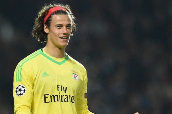 Reaksi kiper Benfica, Mile Svilar, dalam laga Grup A Liga Champions kontra Manchester United di Stadion Old Trafford, Manchester, Inggris, pada 31 Oktober 2017.