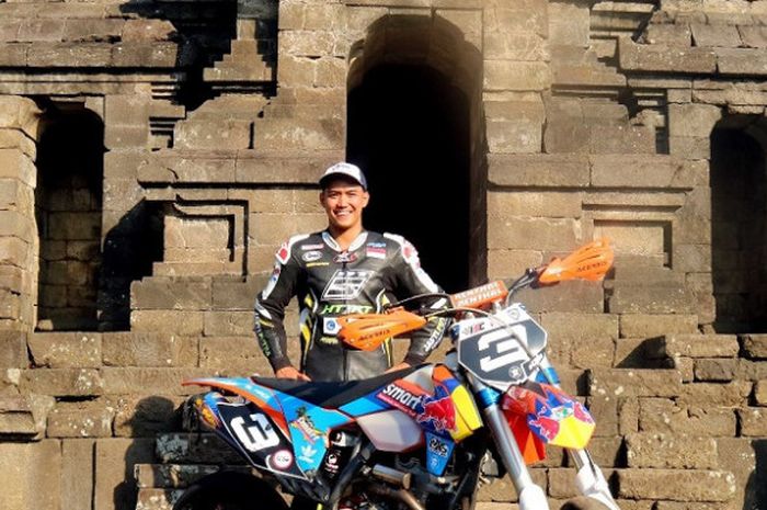 Pebalap Indonesia, Doni Tata, berpose jelang Indonesia Supermoto Championshi (ISC) 2017 di Malang, Sabtu (7/10/2017).