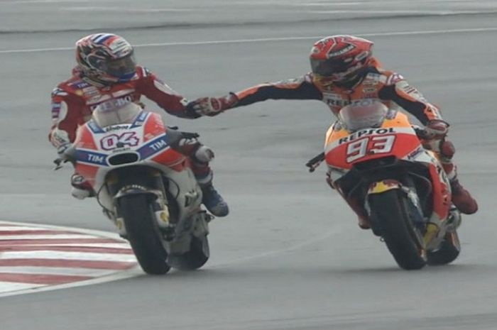 Andrea Dovizioso (kiri) dan Marc Marquez (kanan) saling berjabat tangan usai balapan MotoGP seri Malaysia yang digelar, Minggu (29/10/2017).