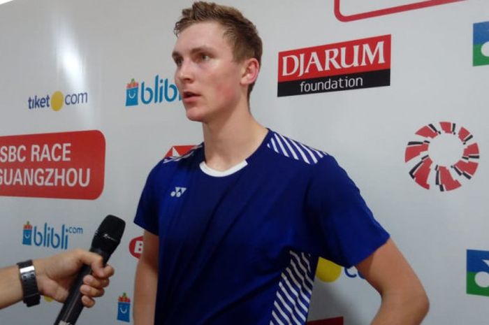 Pebulu tangkis tunggal putra Denmark, Viktor Axelsen, saat diwawancara di area mixed zone turnamen Indonesia Open 2018 di Istora Senayan, Jakarta, Kamis (5/7/2018). Axelsen menembus babak perempat final pertamanya pada Indonesia Open seusai mengalahkan Sameer Verma (India).