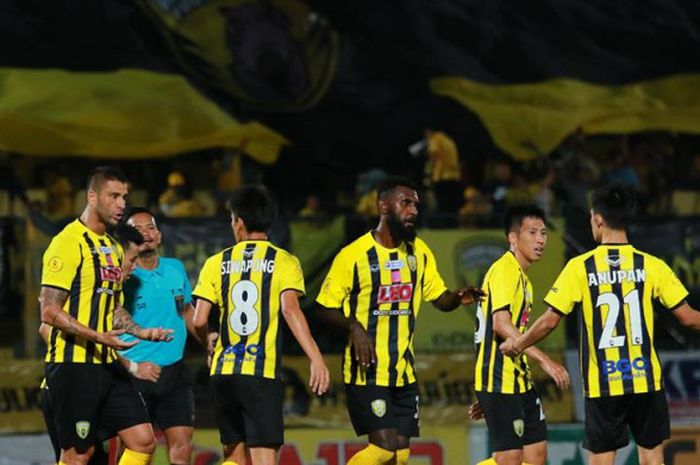 Bek tengah asal Indonesia, Yanto Basna (tengah) bersama para pemain Khon Kaen FC dalam laga kontra Ang Thong FC pada pekan ke-18 Liga Thailand 2 2018, 1 Juli 2018.