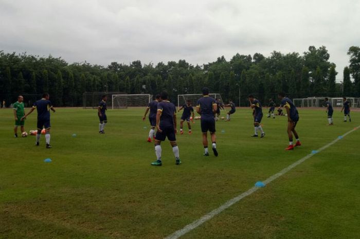 Suasana latihan tim Indonesia Selection di Stadion UNY, Yogyakarta, Selasa (9/1/2018).