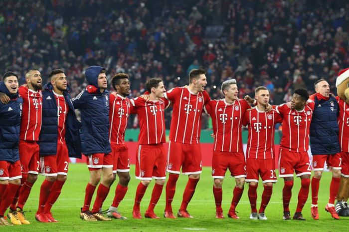 Para pemain Bayern Muenchen merayakan selebrasi seusai menyisihkan Borussia Dortmund pada laga DFB Pokal di Stadion Allianz Arena, Rabu (20/12/2017). 