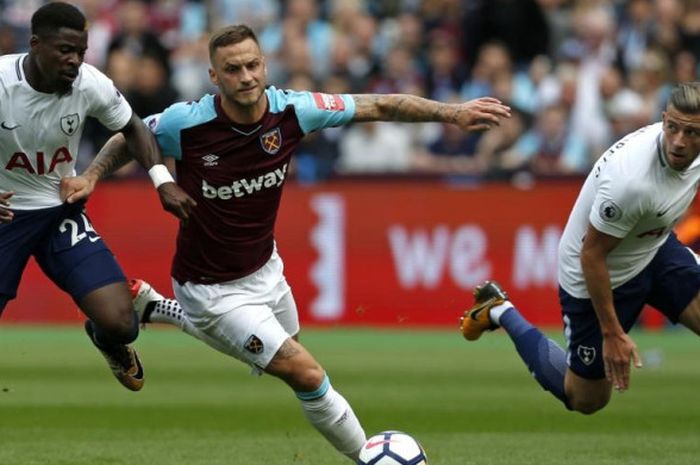 Bek Tottenham Hotspur, Serge Aurier (kiri), mencoba menghentikan striker West Ham United, Marko Arnautovic, dalam partai Liga Inggris di London Stadium, 23 September 2017.