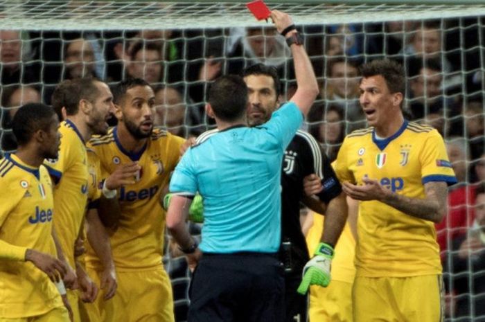 Kiper Juventus, Gianluigi Buffon, mendapat kartu merah dari wasit Michael Oliver dalam laga kontra Real Madrid di Santiago Bernabeu, Rabu (11/4/2018).