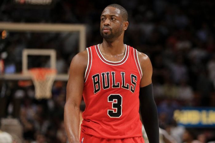 Pebasket Chicago Bulls, Dwyane Wade, saat menjalani laga melawan mantan timnya, Miami Heat, di American Airlines Arena, Miami, Florida, Amerika Serikat, 10 November 2016.