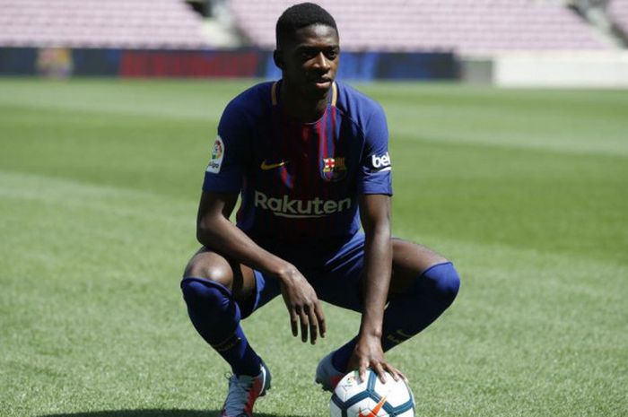 Ousmane Dembele (kanan) menjalani sesi perkenalan bersama Barcelona, Senin (28/8/2017).