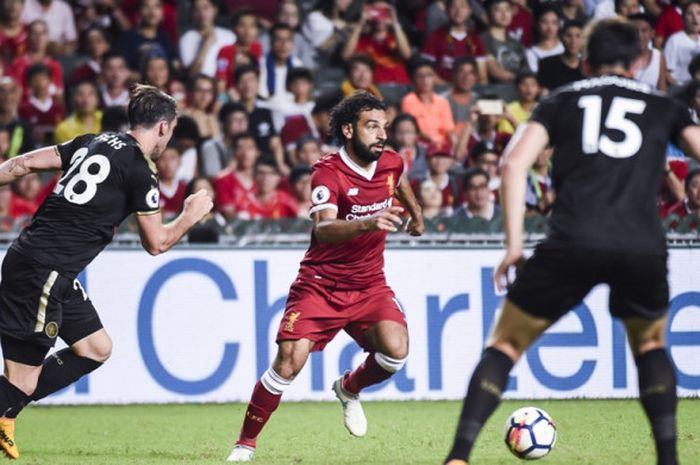 Winger Liverpool FC, Mohamed Salah (tengah), beraksi dalam laga final Premier League Asia Trophy kontra Leicester City di Hong Kong Stadium pada 22 Juli 2017.