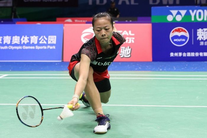 Pebulu tangkis tunggal putri Indonesia, Fitriani, mengembalikan kok ke arah Linda Zetchiri (Bulgaria). Fitriani menang dengan skor 21-10, 19-21, 21-13 pada babak pertama Kejuaraan Dunia 2018 yang berlangsung di Nanjing Youth Olympic, China, Senin (30/7/2018).