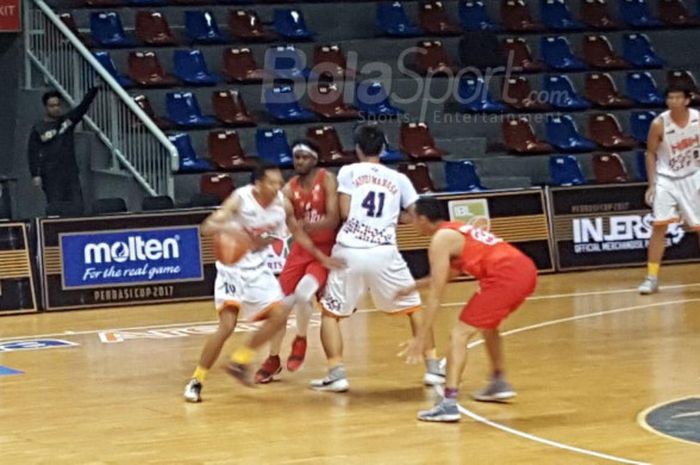 Garuda Bandung vs NSH Jakarta memperebutkan peringkat tujuh dan delapan di hari keempat Perbasi Cup 2017, Kamis (9/11/2017) di Kelapa Gading, Jakarta.