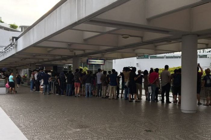 Sejumlah pengunjung Mal Wilenia Walk tampak berdiri di jembatan penghubung hotel untuk menyaksikan FP3 GP Singapura, Sabtu (16/9/2017) sore.