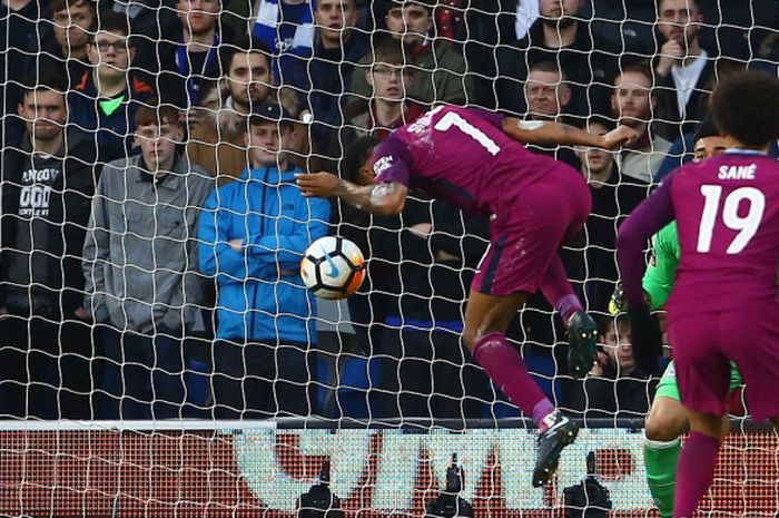 Gelandang Manchester City, Raheem Sterling (kiri), menjebol gawang Cardiff City yang dikawal kiper Neil Etheridge dalam laga ronde keempat Piala FA di Cardiff City Stadium, Cardiff, Inggris, pada 28 Januari 2018.