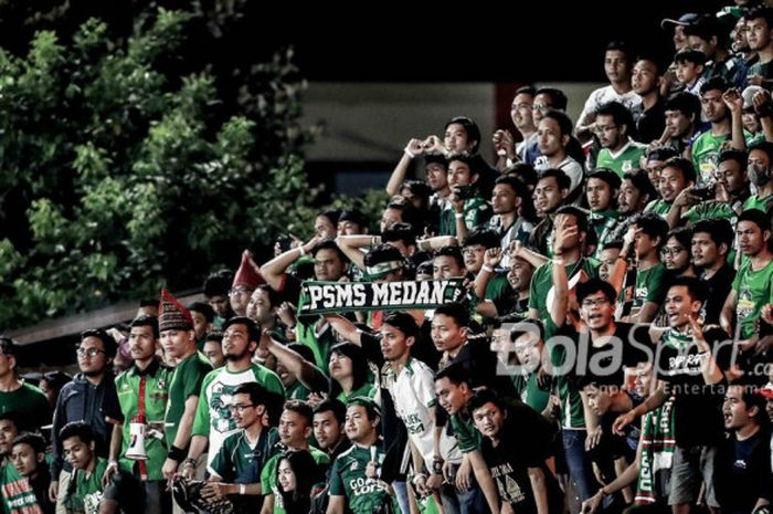  Suporter PSMS Medan menyaksikan laga Liga 1 2018 kontra Bhayangkara FC di Stadion PTIK, Jakarta, Ju