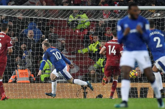 Striker Everton, Wayne Rooney (ketiga dari kiri), merayakan gol yang dia cetak ke gawang Liverpool FC dalam laga Liga Inggris di Stadion Anfield, Liverpool, pada 10 Desember 2017.