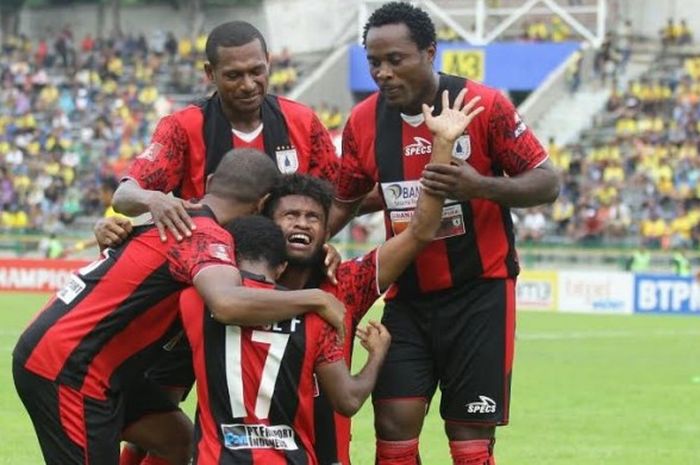 Gelandang Imanuel Wanggai (tengah) dirangkul para pemain Persipura lainnya seusai mencetak gol ke gawang tuan rumah Persegres pada laga pekan ke-33 TSC di Stadion Tri Dharma, Gresik, Minggu (11/12/2016).