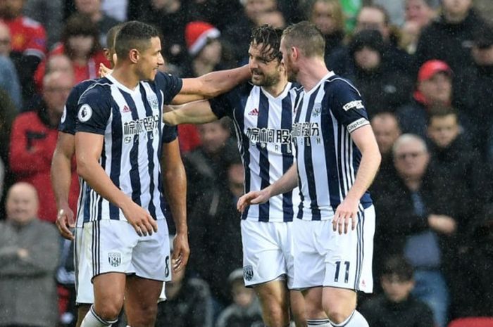 Penyerang West Bromwich Albion, Jay Rodriguez, diberi selamat oleh rekan-rekannya setelah mencetak gol ke gawang Manchester United di Stadion Old Trafford, Minggu (15/4/2018).