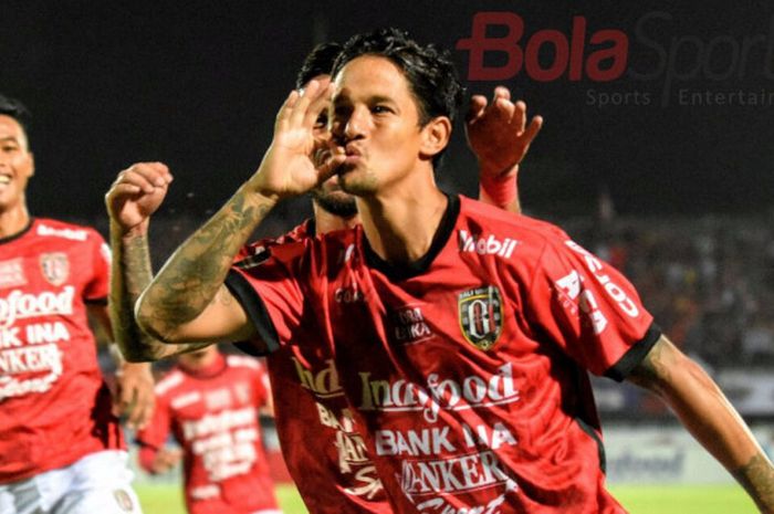 Selebrasi penyerang Bali United, Irfan Bachdim seusai membobol gawang Arema FC pada pertandingan Liga 1 di Stadion Kapten I Wayan Dipta,  Minggu (8/10/2017). 