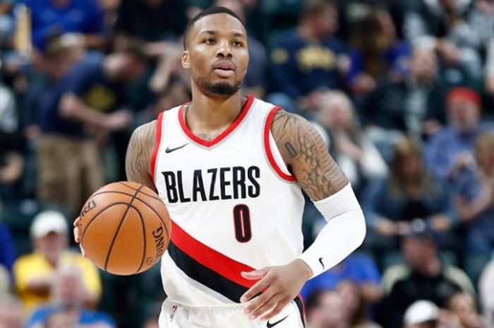 Pemain Portland Trail Blazers, Damian Lillard, mendribel bola saat menjalani laga musim reguler NBA melawan Indiana Pacers di Bankers Life Fieldhouse, Indianapolis, Indiana, Amerika Serikat, Jumat (20/10/2017).