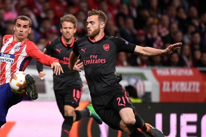 Penyerang Atletico Madrid, Antoine Griezmann (kiri), berduel dengan bek Arsenal, Calum Chambers, dalam laga leg kedua semifinal Liga Europa di Stadion Wanda Metropolitano, Madrid, Spanyol pada 3 Mei 2018.