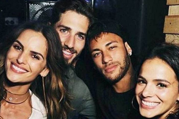 Izabel Goulart, Kevin Trapp, Neymar, dan Bruna Marquezine (kiri ke kanan).