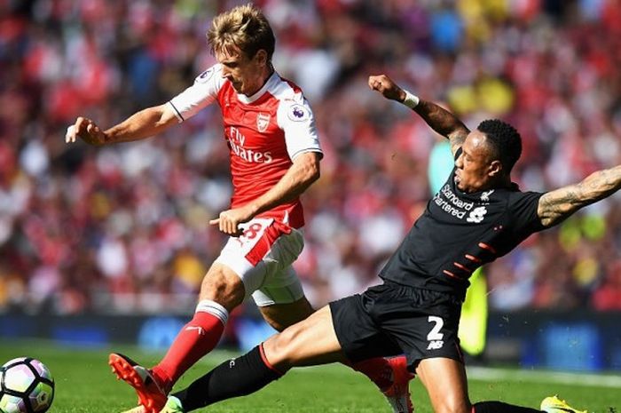 Pemain Liverpool FC, Nathaniel Clyne (kanan), berduel dengan bek Arsenal, Nacho Monreal, dalam pertandingan Premier League di Stadion Emirates, London, Inggris, 14 Agustus 2016.