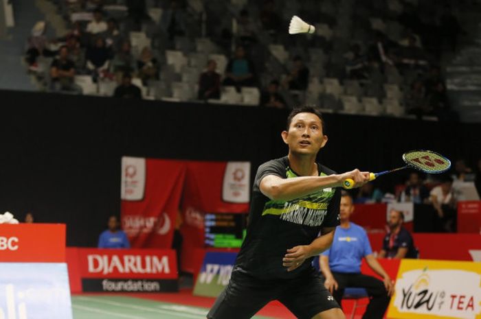 Pebulu tangkis tunggal putra Indonesia, Sony Dwi Kuncoro, mengembalikan shuttlecock yang dilepas lawannya, Ng Ka Long Angus (Hong Kong), pada laga babak kesatu turnamen Indonesia Masters 2018.