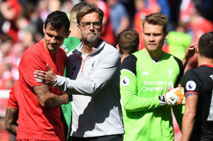 Manajer Liverpool, Jurgen Klopp, bersama Dejan Lovren dan kiper Simon Mignolet usai pertandingan Liga Inggris melawan Southampton di Anfield 7 Mai 2017. 