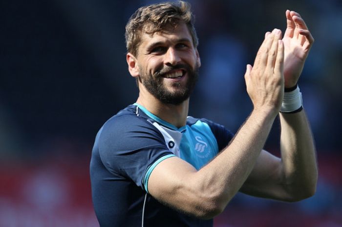 Striker Swansea City, Fernando Llorente, memberikan aplaus kepada fan jelang pertandingan Liga Inggris 2016-2017 menghadapi West Bromwich Albion di Stadion Liberty, Swansea, Wales, pada 21 Mei 2017.