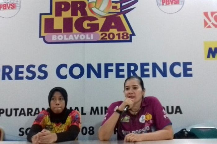 Pemain Jakarta PGN Popsivo Polwan, Megawati Hangestri (kiri) dan pelatih, dwisari iswaningsih (kanan) dalam konferensi pers putaran kedua final four Proliga 2018 di GOR Sritex Arena, Solo, Jumat (6/4/2018).