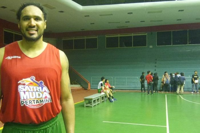 Pebasket asing asal Amerika Serikat, Dior Lowhorn, yang membela Satria Muda Pertamina Jakarta untuk Perbasi Cup 2016 berfoto seusai menjalani latihan di GOR Soemantri Brodjonegoro, Kuningan, Jakarta, Rabu (19/10/2016).