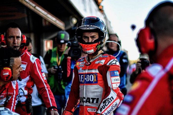 Pebalap tim Ducati, Jorge Lorenzo mengikuti tes pramusim MotoGP 2018 di Sirkuit Ricardo Tormo, Valencia (15/11/2017).